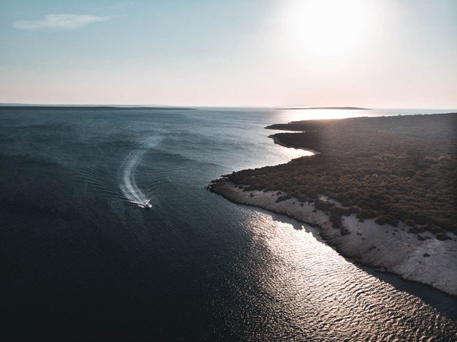 Motorcsónak a naplementében